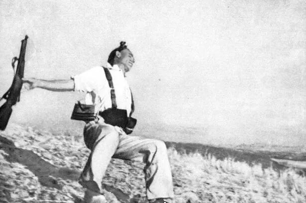 上图_ 《士兵之死》（西班牙内战 1936年） 罗伯特·卡帕 摄